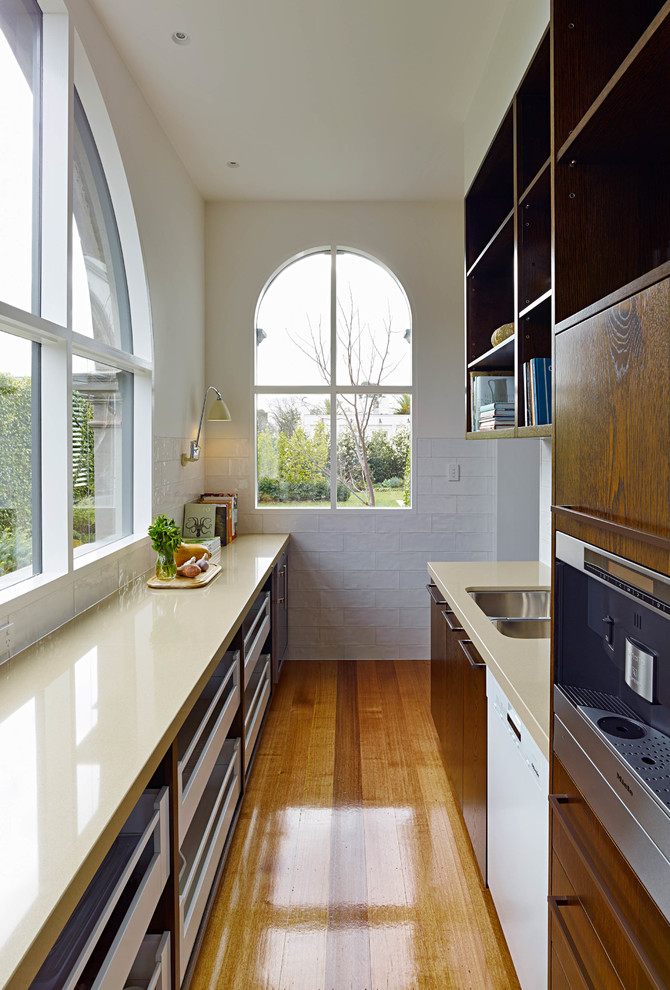 Zweizeilige Moderne Schmale Küche mit Doppelwaschbecken, offenen Schränken, dunklen Holzschränken und braunem Holzboden in Melbourne