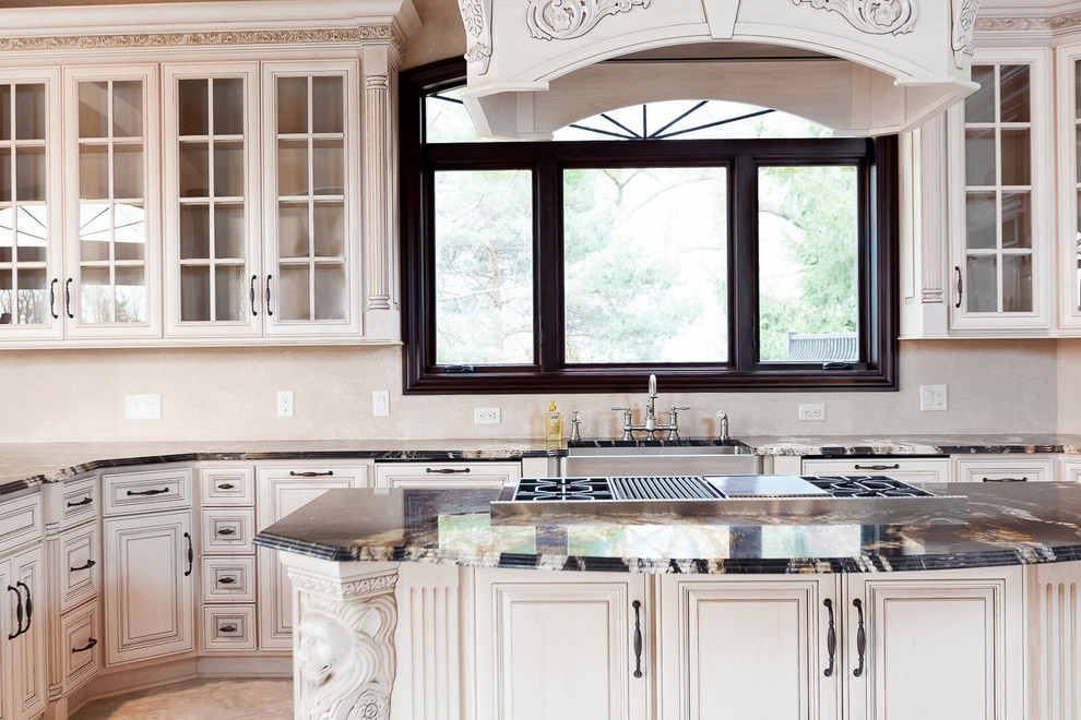 Esempio di una grande cucina chic con lavello stile country, ante a filo, ante beige, top in granito, elettrodomestici in acciaio inossidabile e pavimento con piastrelle in ceramica