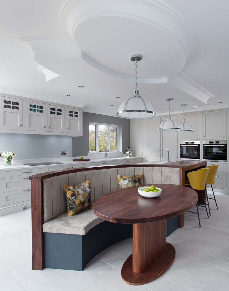 Immagine di una cucina classica con ante in stile shaker, ante beige, pavimento grigio e top bianco