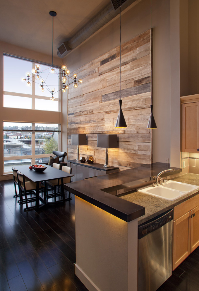 Exempel på ett mellanstort modernt kök, med en dubbel diskho, skåp i shakerstil, skåp i mellenmörkt trä, granitbänkskiva, grått stänkskydd, stänkskydd i porslinskakel, rostfria vitvaror, mörkt trägolv, en halv köksö och brunt golv
