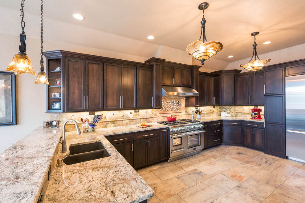 Exempel på ett stort klassiskt kök, med granitbänkskiva, rostfria vitvaror, en dubbel diskho, luckor med infälld panel, skåp i mörkt trä, brunt stänkskydd, stänkskydd i stenkakel, klinkergolv i porslin, en köksö och flerfärgat golv