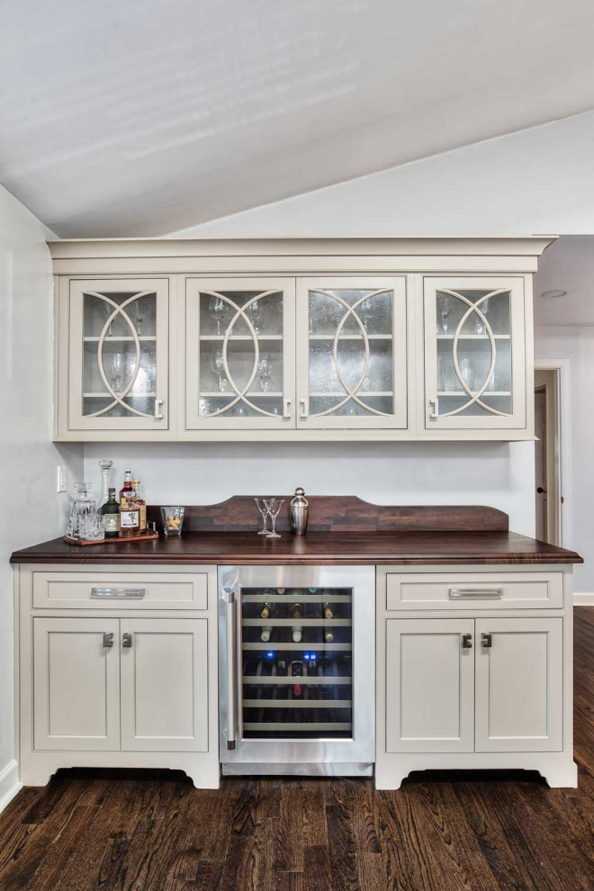 Example of a trendy home bar design in New York