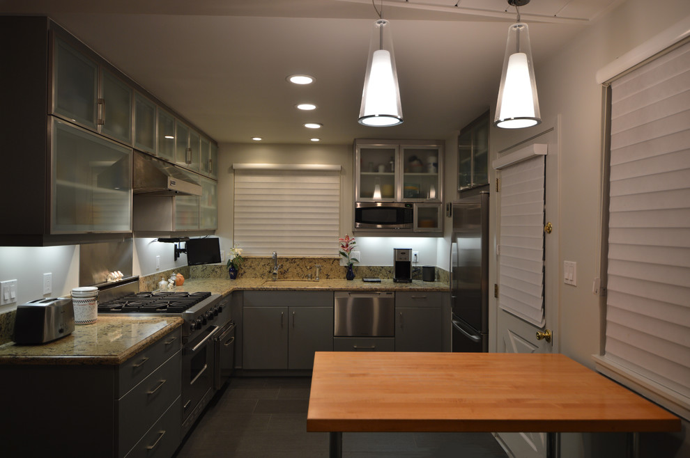 Immagine di una cucina a L con lavello sottopiano, ante lisce, top in quarzo composito, elettrodomestici in acciaio inossidabile e pavimento con piastrelle in ceramica