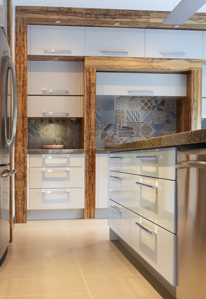 Modelo de cocina comedor moderna con armarios con paneles lisos, puertas de armario blancas, encimera de cuarzo compacto y una isla