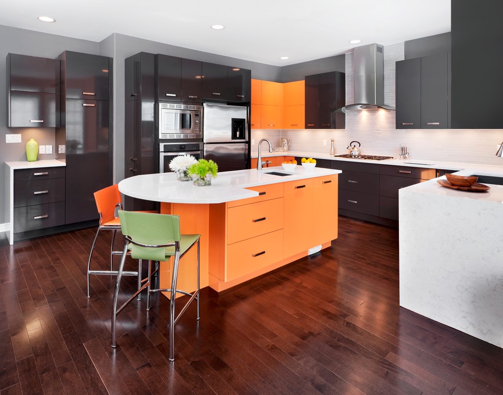 Ejemplo de cocina minimalista con armarios con paneles lisos, puertas de armario naranjas y una isla