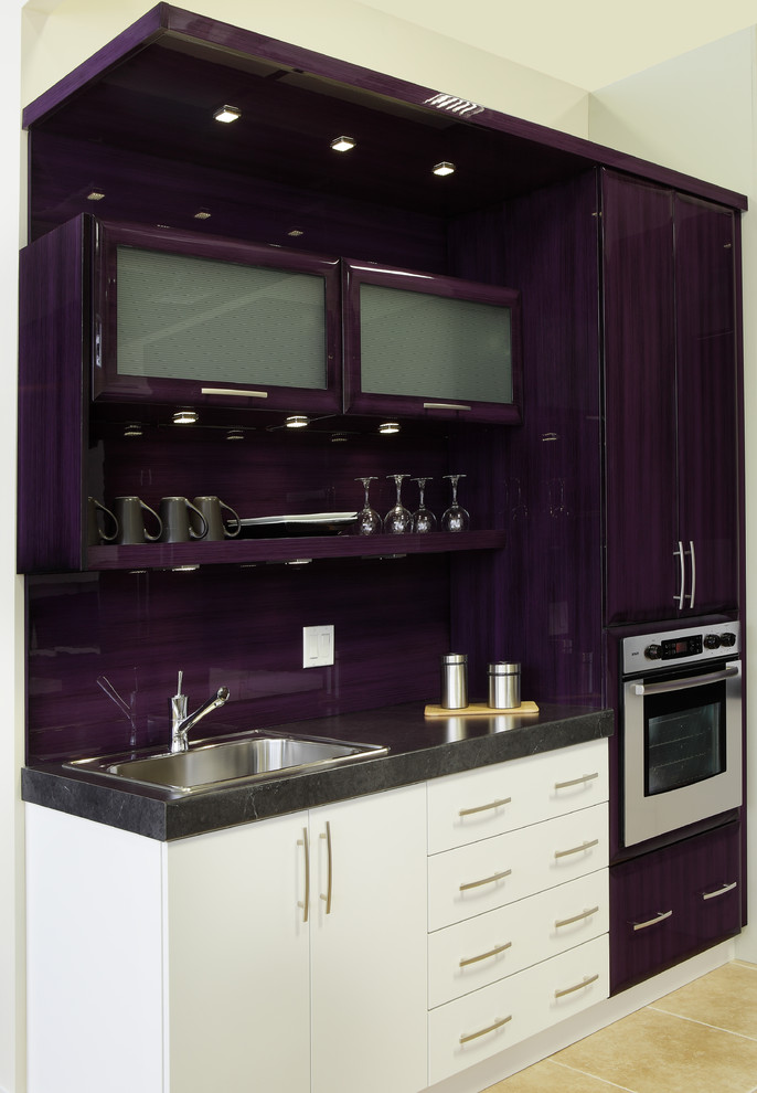 Idée de décoration pour une cuisine minimaliste avec un placard à porte plane et des portes de placard violettes.