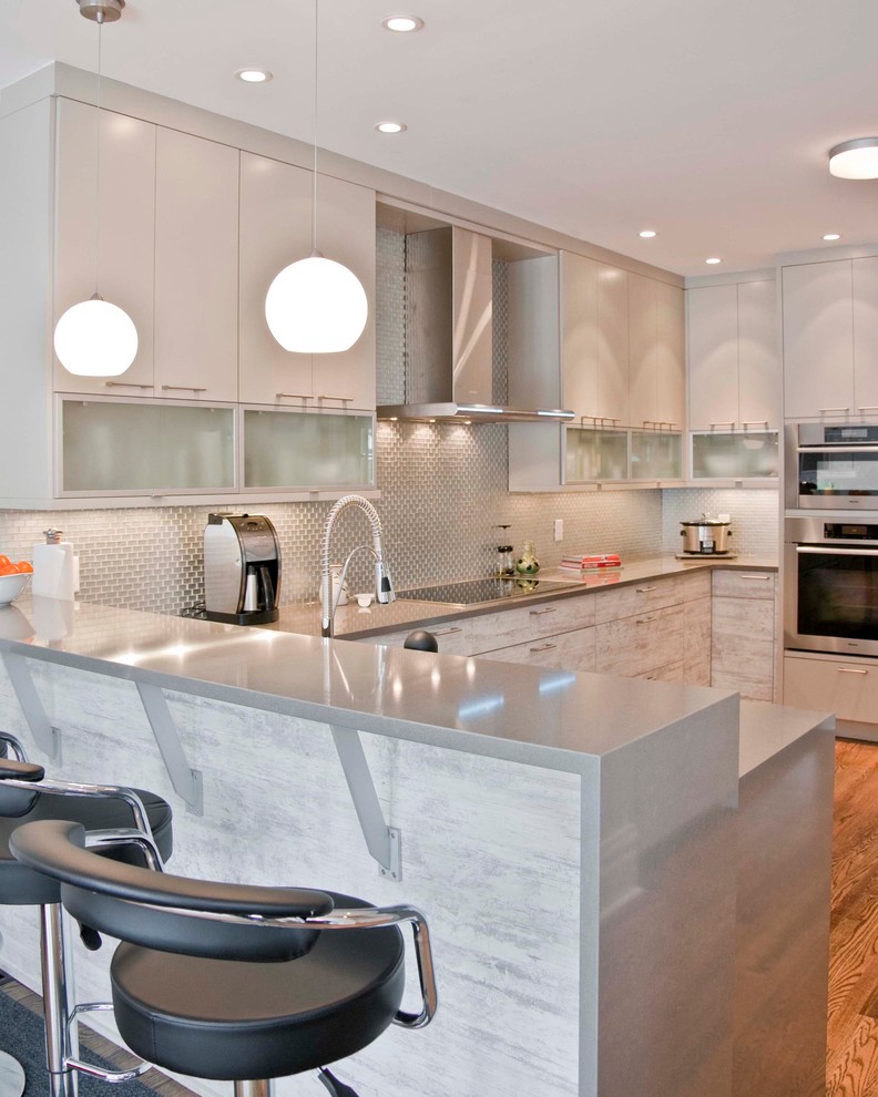 На фото: кухня в современном стиле с серыми фасадами, столешницей из кварцевого агломерата, фартуком цвета металлик, фартуком из металлической плитки и плоскими фасадами