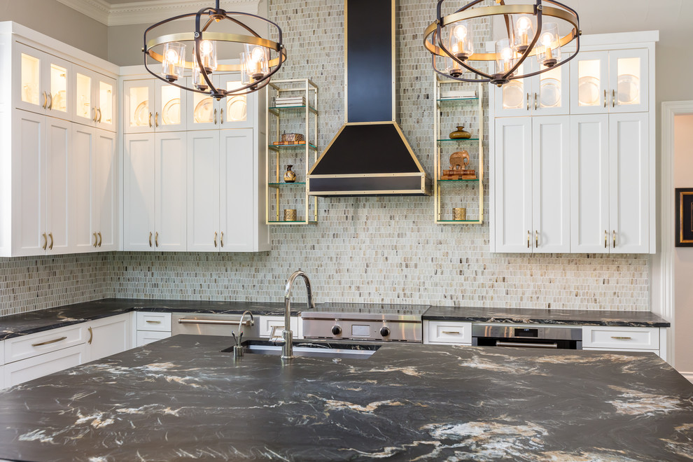 Example of a large transitional u-shaped dark wood floor and brown floor eat-in kitchen design in Dallas with an undermount sink, shaker cabinets, white cabinets, granite countertops, multicolored backsplash, glass tile backsplash, stainless steel appliances, an island and black countertops