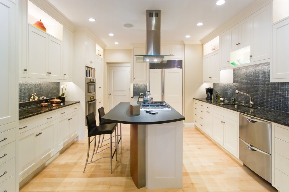 ボストンにあるトラディショナルスタイルのおしゃれな独立型キッチン (パネルと同色の調理設備、アンダーカウンターシンク、インセット扉のキャビネット、御影石カウンター、青いキッチンパネル、モザイクタイルのキッチンパネル) の写真