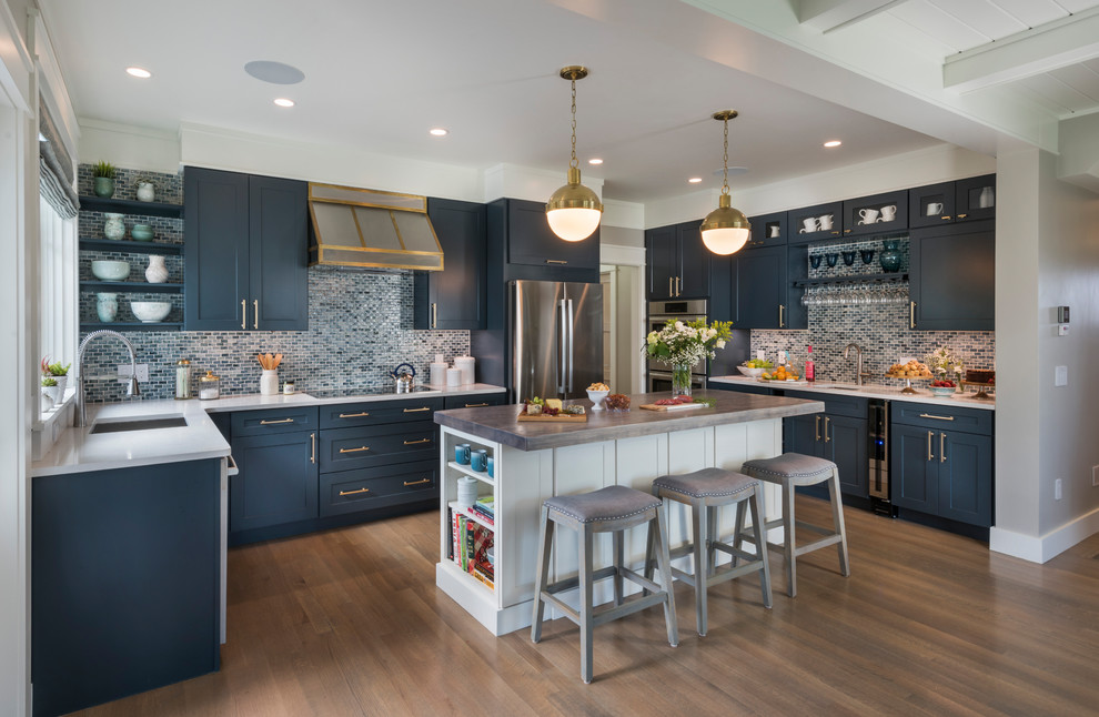 Maritime Wohnküche in U-Form mit Unterbauwaschbecken, Schrankfronten im Shaker-Stil, blauen Schränken, Küchenrückwand in Blau, Küchengeräten aus Edelstahl, dunklem Holzboden und Kücheninsel in Providence