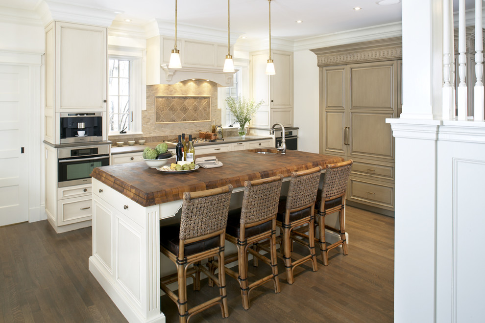Свежая идея для дизайна: кухня в классическом стиле с деревянной столешницей - отличное фото интерьера