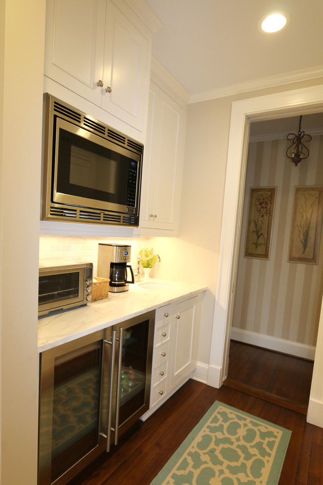 Kitchen - traditional kitchen idea in New Orleans