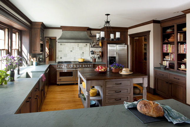 ボストンにあるラグジュアリーな広いトラディショナルスタイルのおしゃれなキッチン (エプロンフロントシンク、フラットパネル扉のキャビネット、マルチカラーのキッチンパネル、セラミックタイルのキッチンパネル、シルバーの調理設備、無垢フローリング) の写真