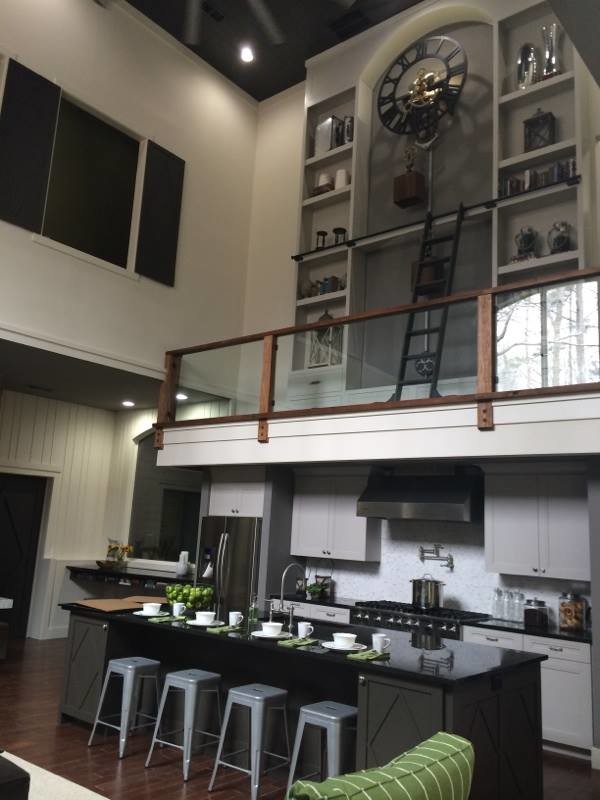 Foto di una cucina industriale di medie dimensioni con lavello sottopiano, ante in stile shaker, ante grigie, top in quarzo composito, paraspruzzi bianco, elettrodomestici in acciaio inossidabile e parquet scuro