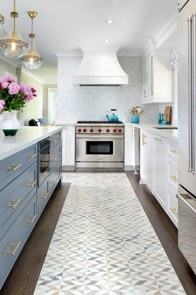 Foto på ett stort vintage vit kök, med en undermonterad diskho, skåp i shakerstil, blå skåp, bänkskiva i kvarts, vitt stänkskydd, stänkskydd i marmor, rostfria vitvaror, mellanmörkt trägolv och en köksö