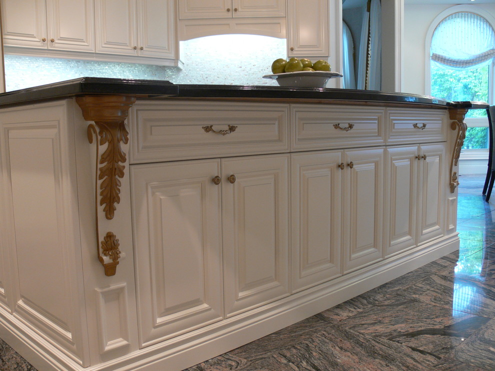 Exempel på ett mycket stort klassiskt kök, med en undermonterad diskho, luckor med upphöjd panel, vita skåp, granitbänkskiva, flerfärgad stänkskydd, rostfria vitvaror, marmorgolv och en köksö