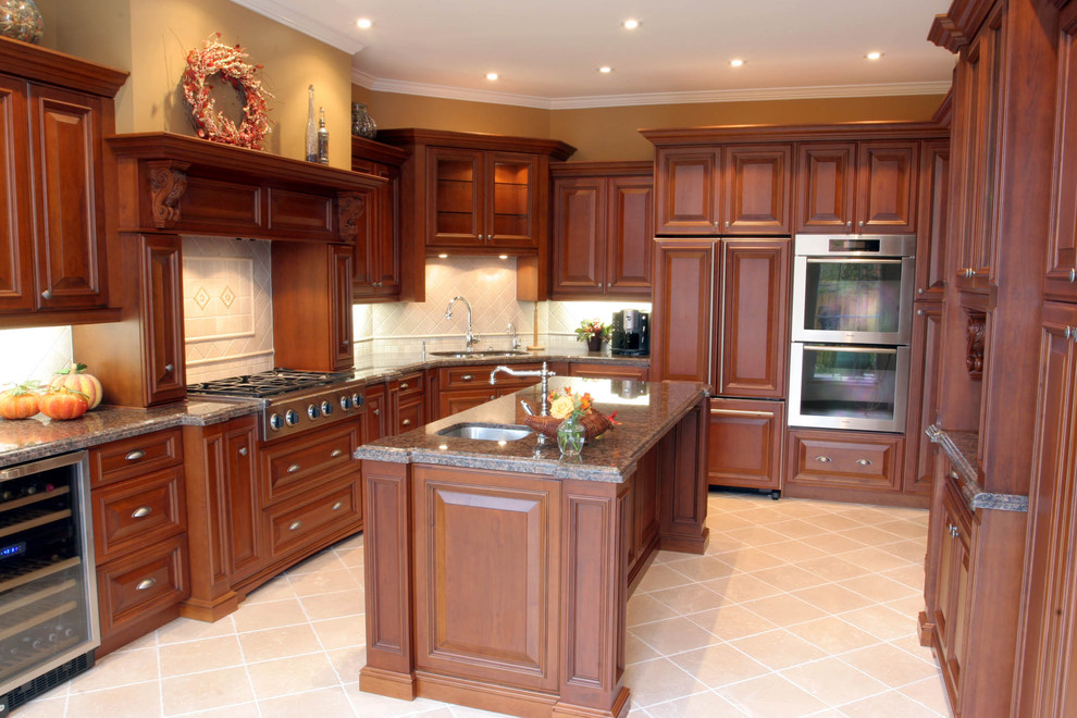 Foto di una cucina a L tradizionale con elettrodomestici da incasso, ante con bugna sagomata, ante in legno bruno e paraspruzzi beige