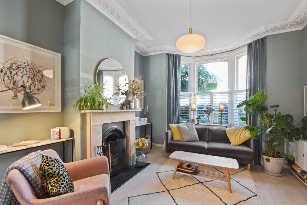 Kleines Nordisches Wohnzimmer mit hellem Holzboden in London