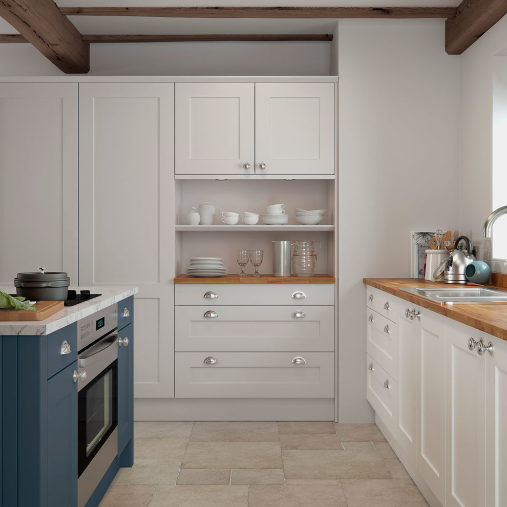 Imagen de cocinas en L de estilo de casa de campo abierta con armarios estilo shaker, encimera de mármol y una isla