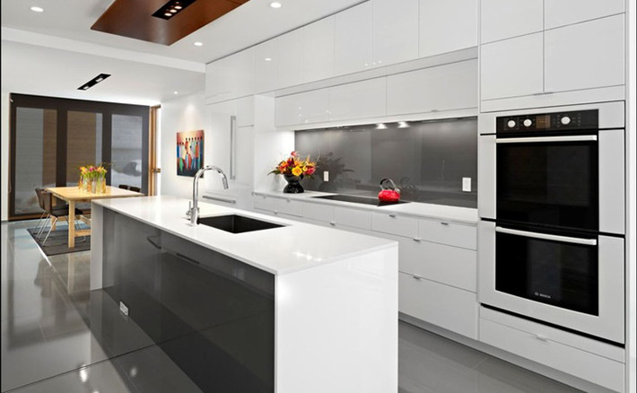 Inspiration for a modern kitchen remodel in Sydney