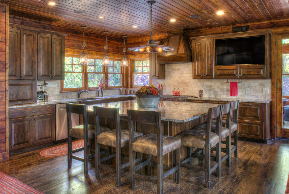 Foto på ett mellanstort rustikt grå kök och matrum, med en rustik diskho, luckor med upphöjd panel, skåp i mörkt trä, granitbänkskiva, beige stänkskydd, stänkskydd i keramik, integrerade vitvaror, mörkt trägolv och en köksö