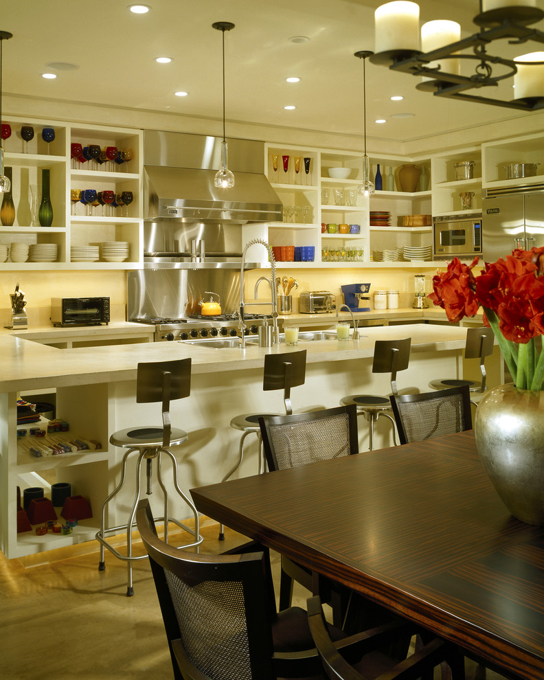 Inspiration för moderna kök och matrum, med öppna hyllor, vita skåp, rostfria vitvaror, stänkskydd med metallisk yta och stänkskydd i metallkakel