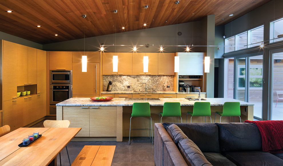 Offene, Zweizeilige Moderne Küche mit flächenbündigen Schrankfronten, hellen Holzschränken und Küchengeräten aus Edelstahl in Vancouver