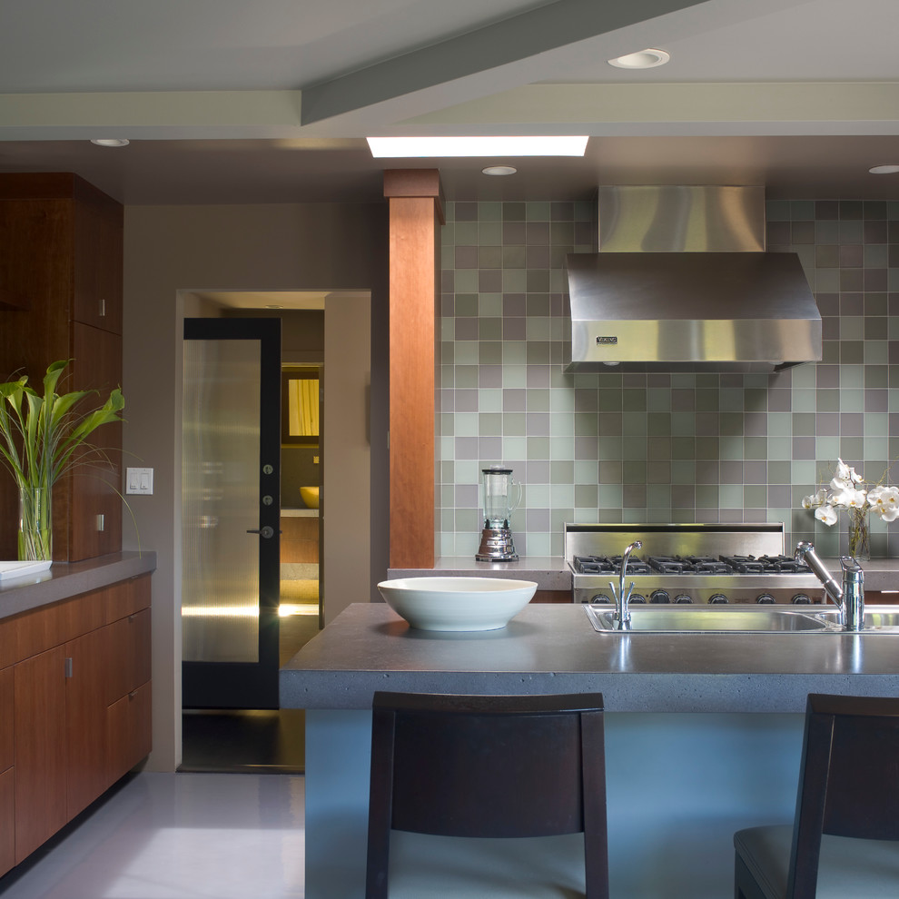 Источник вдохновения для домашнего уюта: кухня в стиле неоклассика (современная классика) с двойной мойкой, фасадами цвета дерева среднего тона, разноцветным фартуком, техникой из нержавеющей стали и островом