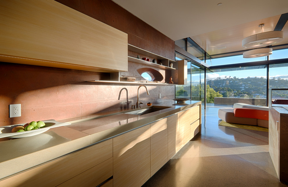 Exempel på ett stort modernt flerfärgad flerfärgat l-kök, med en enkel diskho, släta luckor, grå skåp, bänkskiva i betong, rött stänkskydd, betonggolv, en köksö och beiget golv
