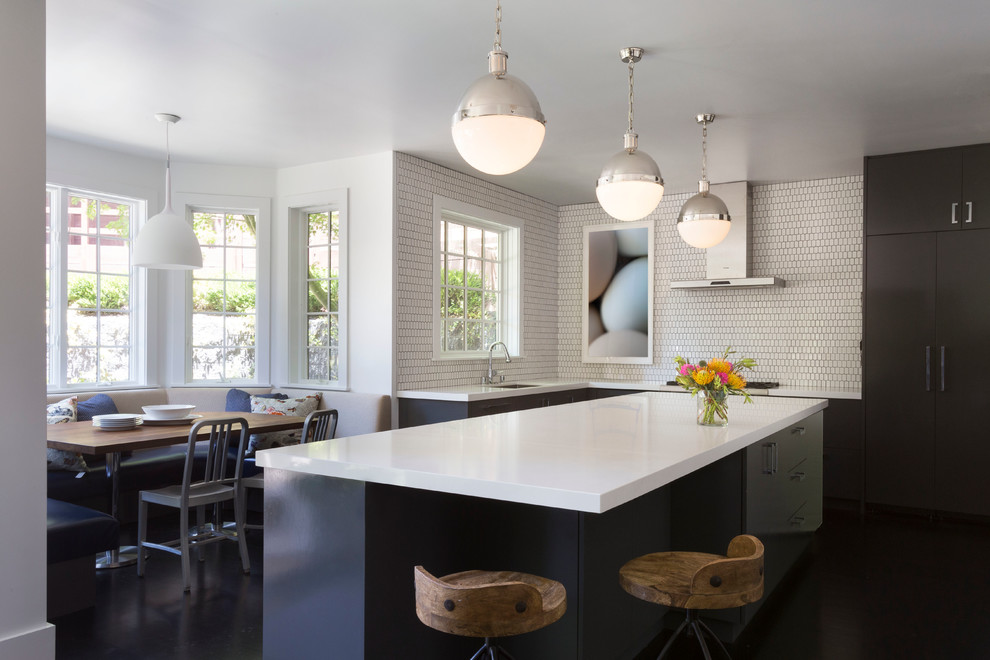 Modern inredning av ett stort kök och matrum, med en köksö, släta luckor, grå skåp, vitt stänkskydd, färgglada vitvaror, mörkt trägolv och en undermonterad diskho