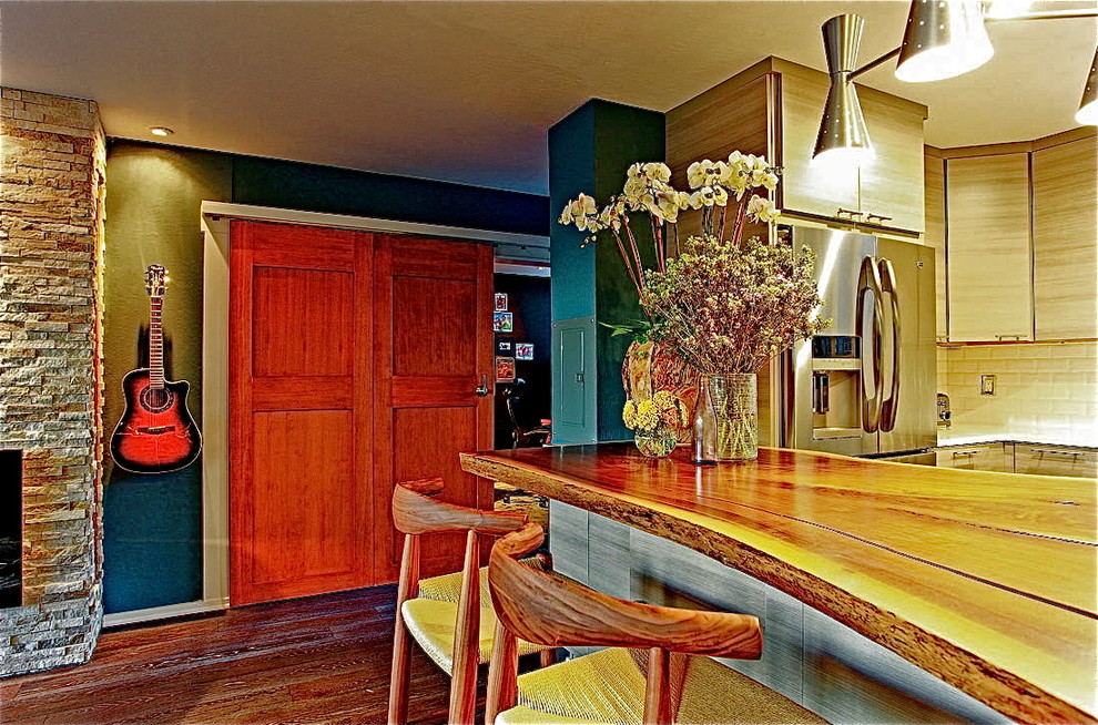 Exempel på ett avskilt modernt l-kök, med en rustik diskho, släta luckor, grå skåp, bänkskiva i koppar, vitt stänkskydd, stänkskydd i keramik, rostfria vitvaror, mörkt trägolv och en halv köksö