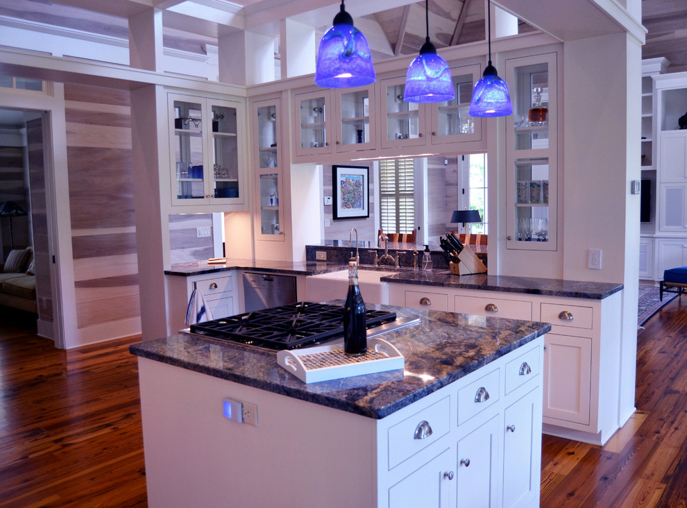 Idéer för att renovera ett stort vintage blå blått kök, med en rustik diskho, luckor med infälld panel, vita skåp, granitbänkskiva, rostfria vitvaror, mellanmörkt trägolv och en köksö