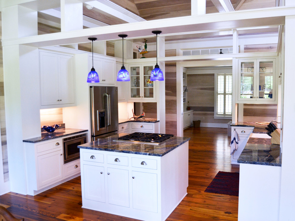 Idéer för ett stort klassiskt blå kök, med en rustik diskho, luckor med infälld panel, vita skåp, granitbänkskiva, rostfria vitvaror, mellanmörkt trägolv och en köksö