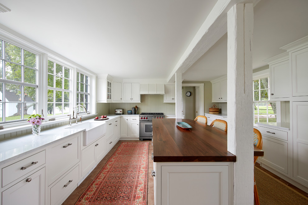 ボルチモアにある高級な広いトラディショナルスタイルのおしゃれなキッチン (エプロンフロントシンク、レイズドパネル扉のキャビネット、白いキャビネット、木材カウンター、白いキッチンパネル、シルバーの調理設備、レンガの床、赤い床、木材のキッチンパネル) の写真