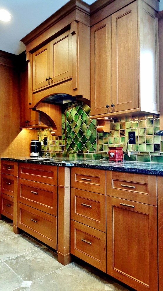 Bild på ett stort vintage kök, med en rustik diskho, luckor med infälld panel, skåp i mellenmörkt trä, bänkskiva i kvartsit, grönt stänkskydd, stänkskydd i keramik, rostfria vitvaror, travertin golv och en köksö