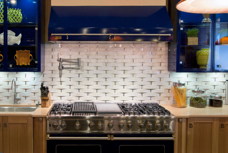 Große, Offene Moderne Küche in U-Form mit Glasfronten, blauen Schränken, Quarzwerkstein-Arbeitsplatte, Küchenrückwand in Weiß, Rückwand aus Keramikfliesen, Küchengeräten aus Edelstahl, Keramikboden und Kücheninsel in Albuquerque