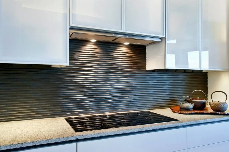 Immagine di una cucina moderna di medie dimensioni con ante lisce, ante bianche, top in granito, paraspruzzi grigio, paraspruzzi in lastra di pietra e elettrodomestici in acciaio inossidabile