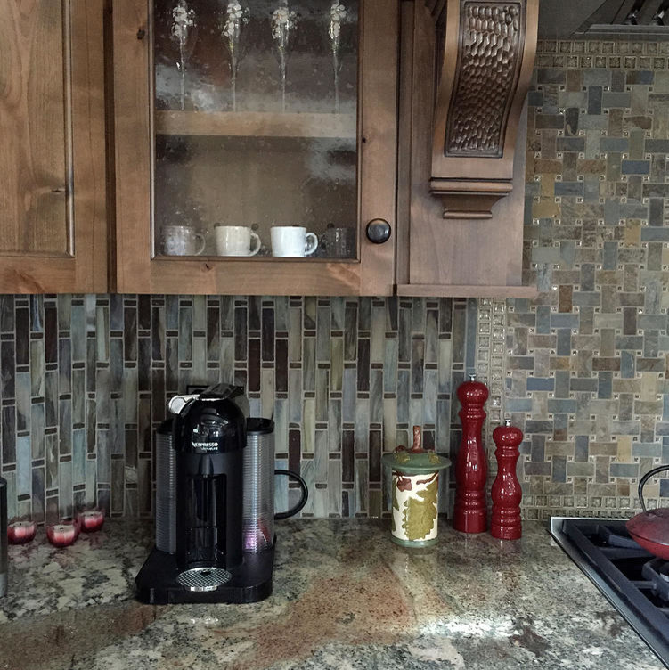 Rustik inredning av ett stort kök, med luckor med infälld panel, skåp i mellenmörkt trä, granitbänkskiva, blått stänkskydd, stänkskydd i stenkakel, rostfria vitvaror och en köksö