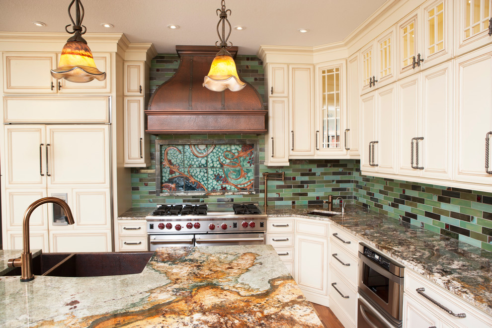 Foto på ett mellanstort lantligt kök, med en rustik diskho, vita skåp, marmorbänkskiva, grönt stänkskydd, stänkskydd i terrakottakakel, rostfria vitvaror, mörkt trägolv, en köksö, luckor med infälld panel och brunt golv