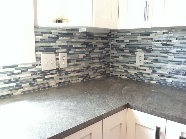 Foto di una cucina design di medie dimensioni con ante in stile shaker, ante bianche, top in cemento, paraspruzzi blu, paraspruzzi con piastrelle a listelli e top grigio
