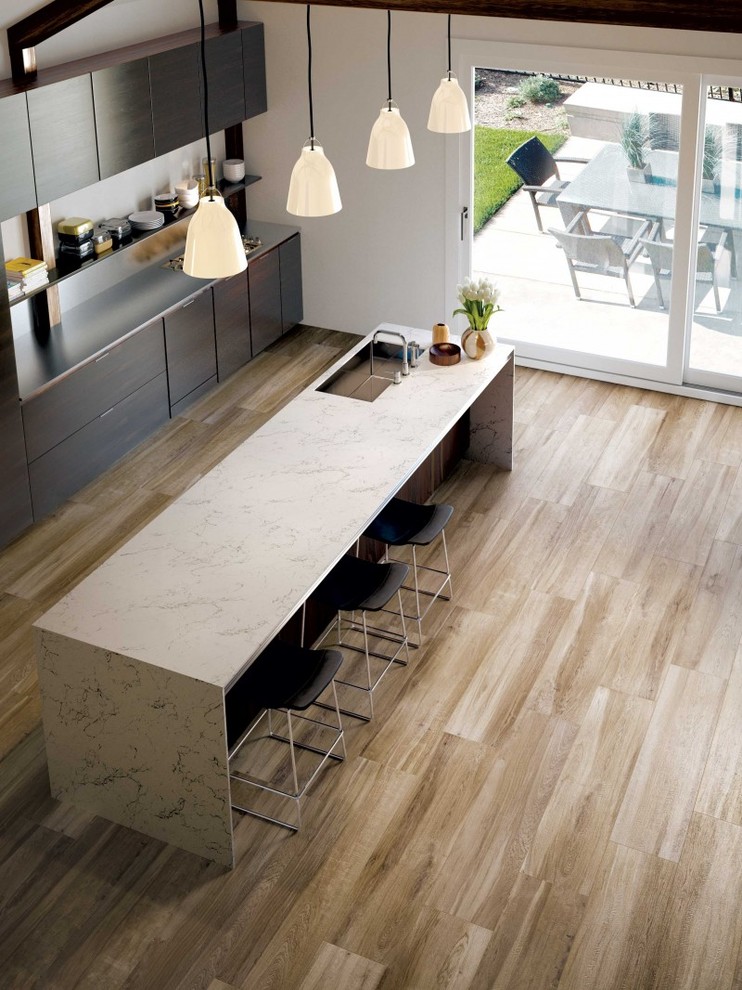 Idee per un grande cucina con isola centrale classico con lavello sottopiano, ante lisce, ante in legno bruno, top in marmo e pavimento in gres porcellanato