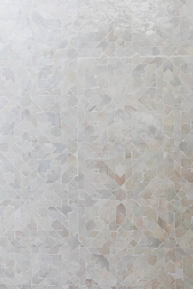 Immagine di una cucina minimal con lavello a doppia vasca, paraspruzzi bianco, paraspruzzi con piastrelle a mosaico, elettrodomestici in acciaio inossidabile, pavimento in cemento e pavimento bianco