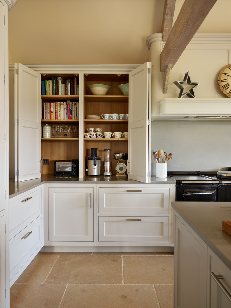 Imagen de cocina comedor clásica renovada grande con puertas de armario beige, encimera de acrílico, salpicadero beige y una isla