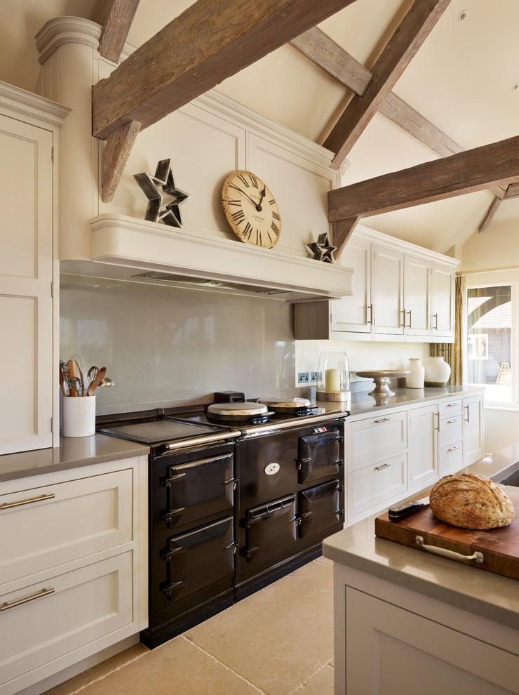 Foto di una grande cucina classica con ante beige, top in superficie solida e paraspruzzi beige