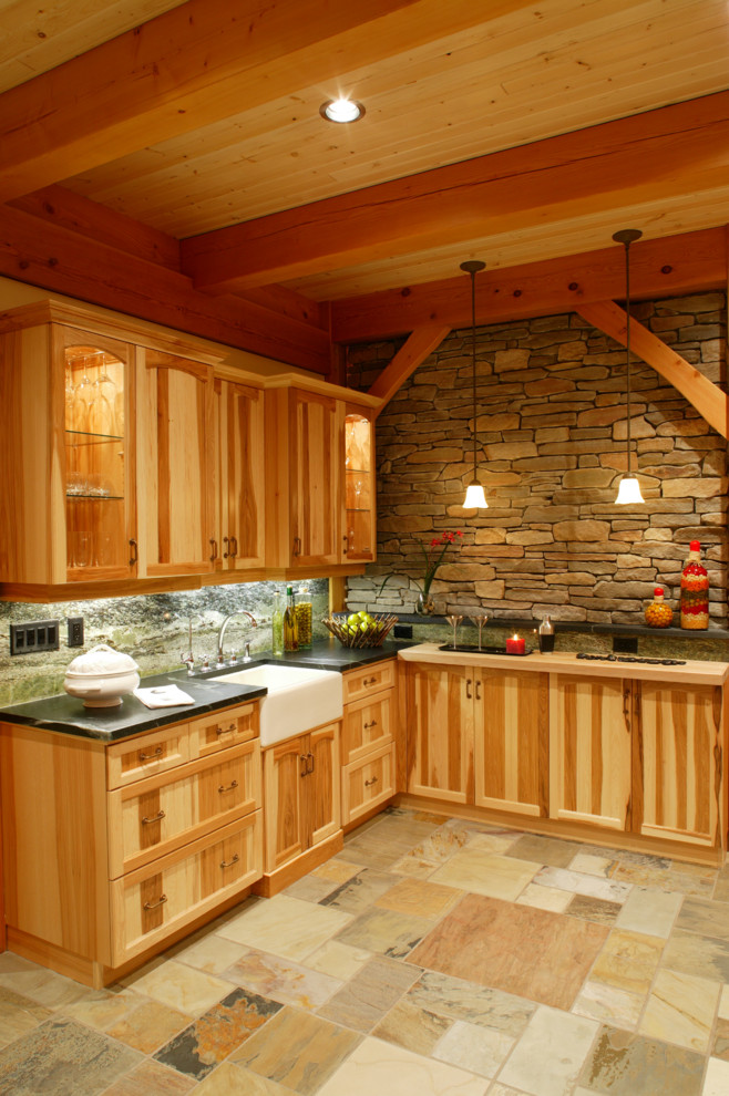 Idéer för stora rustika u-kök, med en rustik diskho, luckor med infälld panel, skåp i mellenmörkt trä, bänkskiva i betong, flerfärgad stänkskydd och travertin golv