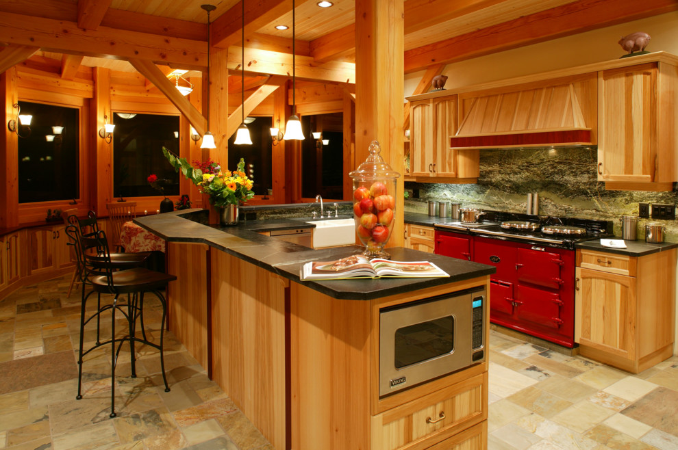Inspiration för stora rustika kök, med en rustik diskho, luckor med infälld panel, skåp i ljust trä, bänkskiva i betong, flerfärgad stänkskydd, stänkskydd i sten, färgglada vitvaror och travertin golv