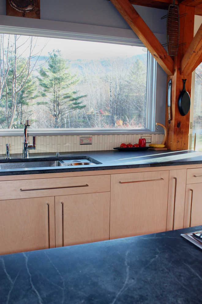 Immagine di una cucina moderna di medie dimensioni con lavello a vasca singola, ante lisce, ante in legno chiaro, top in saponaria, paraspruzzi bianco e paraspruzzi con piastrelle in ceramica