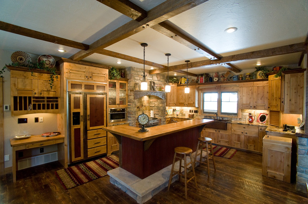 Пример оригинального дизайна: п-образная кухня в классическом стиле с искусственно-состаренными фасадами, деревянной столешницей, бежевым фартуком, фартуком из каменной плитки и техникой под мебельный фасад