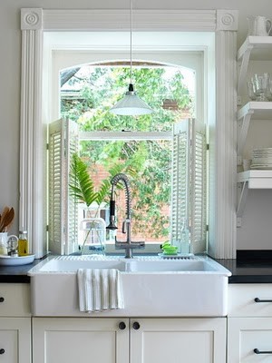 Exempel på ett mellanstort lantligt kök, med en rustik diskho, skåp i shakerstil, vita skåp, bänkskiva i onyx, fönster som stänkskydd, rostfria vitvaror, mellanmörkt trägolv och en köksö