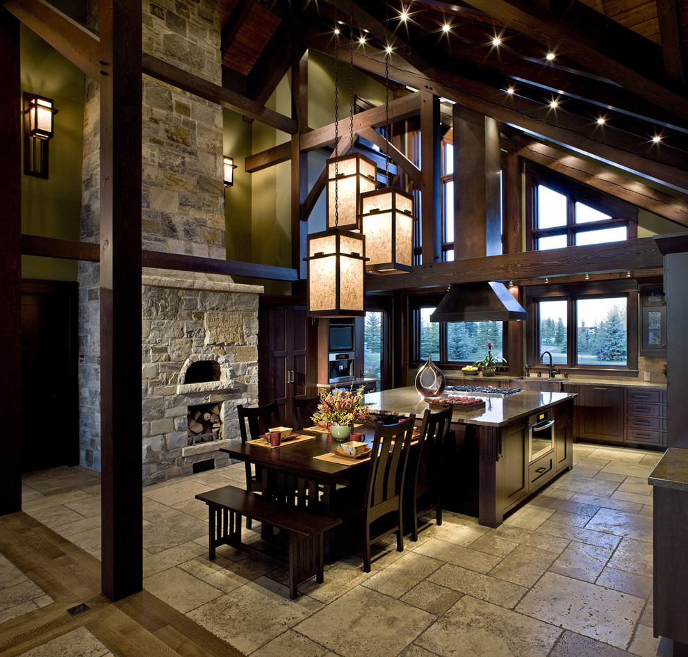 Immagine di una grande cucina american style con lavello stile country, ante in stile shaker, ante in legno bruno e pavimento in travertino